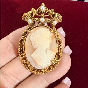 Vintage Signed Florenza Shell Cameo Brooch Gold Tone Pearl Crown Mid Century